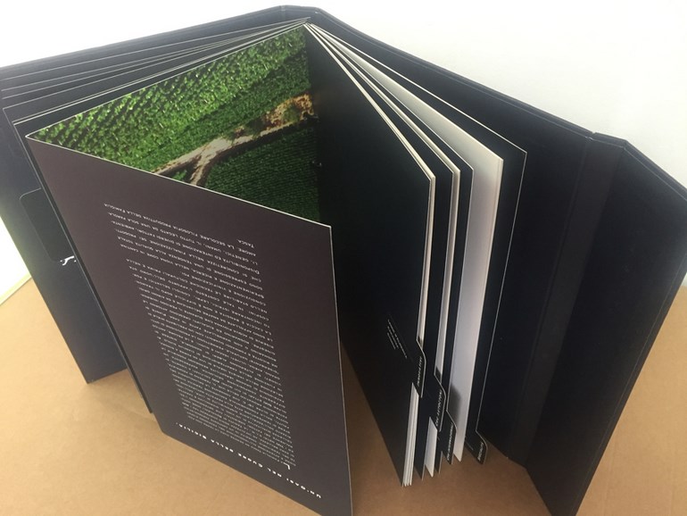 brochure con rubricatura